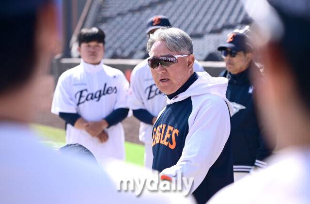 2026년 3월 28일 오후 대전 한화생명볼파크에서 ‘2026 신한 SOL KBO리그' 개막전 키움 히어로즈와 한화 이글스의 경기가 열렸다. 경기 전 한화 김경문 감독이 선수들과 이야기를 나누고 있다./대전 = 유진형 기자