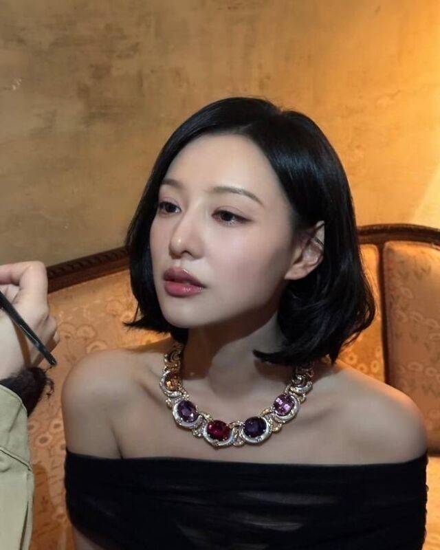 배우 김지원이 올린 같은 행사날에서의 모습 / 김지원 소셜미이더
