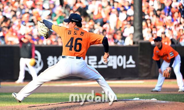 2026년 3월 28일 오후 대전 한화생명볼파크에서 열린 ‘2026 신한 SOL KBO리그' 개막전 키움 히어로즈와 한화 이글스의 경기한화 김도빈이 9회초 역투하고 있다./마이데일리