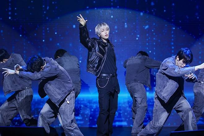 장한음이 타이틀곡 '워너' 무대를 하는 모습. ES NATION 제공