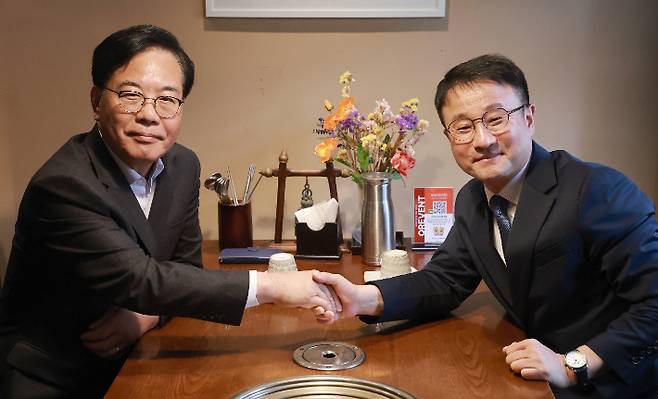 더불어민주당 한병도 원내대표와 국민의힘 송언석 원내대표가 30일 서울 영등포구청역 인근 식당에서 오찬 회동을 하며 악수하고 있다. 연합뉴스