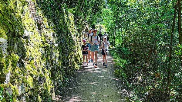 친퀘테레 트레킹에서는 혼자 걷는 사람보다 가족이 함께 걷는 모습이 자주 눈에 띈다.