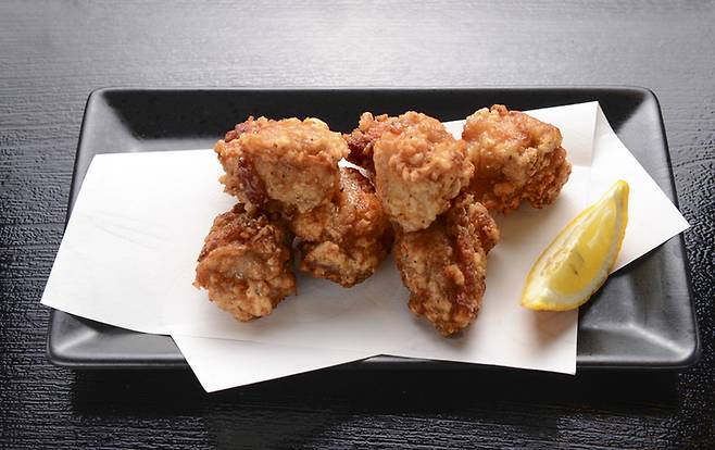 AI 확산과 사료비 상승이 겹치며 닭고기 공급 부담이 커지고 외식 물가 전반으로 번지는 흐름이다. 게티이미지