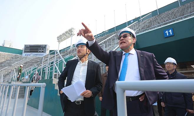 하형주 서울올림픽기념국민체육진흥공단 이사장(왼쪽)이 27일 서울 송파구 올림픽 테니스 경기장의 안전 실태를 점검하며 '무재해 공사 현장' 실현을 위한 강력한 의지를 드러냈다. 국민체육진흥공단(KSPO) 제공