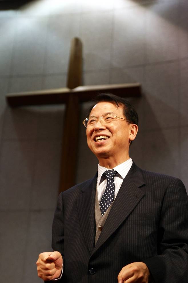 김삼환 목사는 아주 단순하게 표현하면 낮은 곳의 위치를 본능적으로 알고 찾아가는 사람이다. 그에게는 ‘성직자로서 당연한 일’이라고만 치부하기 어려운, 사람살이의 사각지대를 알아채는 탁월함이 내재한다. 현재 원로목사 신분이지만 미혼모 등의 일반적인 돌봄 외에 ‘지면에 담을 수 없는 특별 미션’도 여전히 왕성하게 수행하고 있다. 명성교회 제공