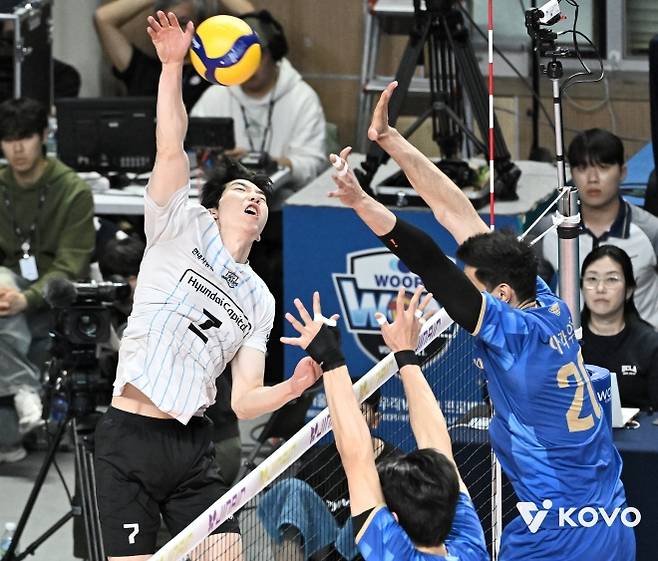 현대캐피탈 허수봉이 29일 장충체육관에서 열린 프로배구 V리그 남자부 플레이오프(PO) 2차전 우리카드전에서 강스파이크를 날리고 있다. 한국배구연맹 제공