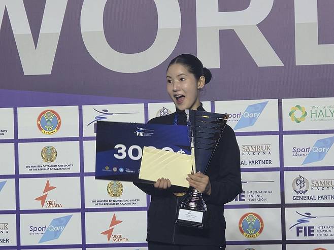 2026 카자흐스탄 아스타나 월드컵 개인전에서 금메달을 획득한 송세라. 사진 제공=대한펜싱협회