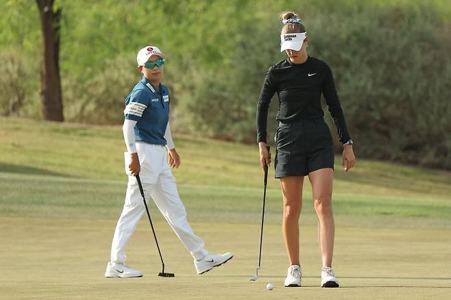 동반 라운드를 펼치고 있는 김효주(왼쪽)와 코르다. 사진 제공=AFP연합뉴스