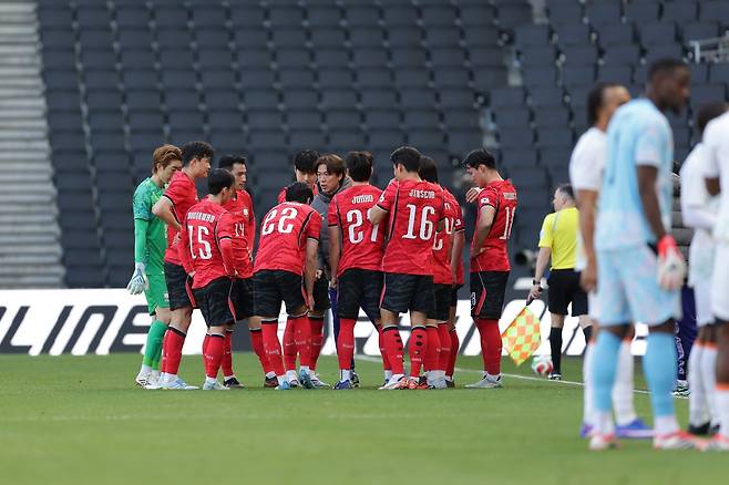 축구국가대표팀이 29일(한국시간) 영국 밀턴킨스의 스타디움 MK에서 끝난 코트디부아르와 친선전서 중원 사령관 황인범의 부재를 뼈저리게 절감했다. 사진은 경기 도중 하이드레이션 브레이크 시간 동안 작전 회의를 하는 대표팀. 사진제공│대한축구협회