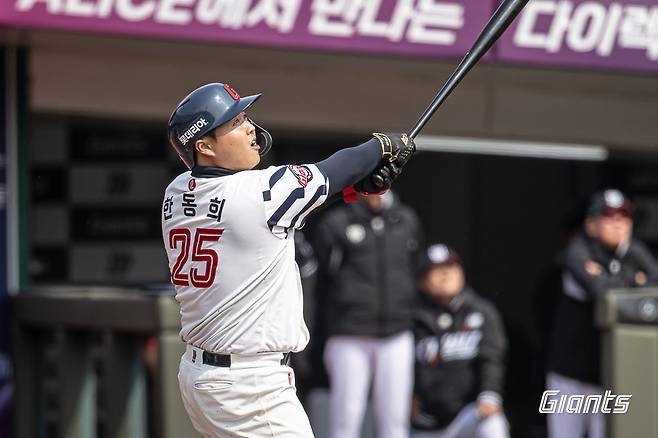 롯데 한동희가 12일 사직구장서 열린 KT와 시범경기서 타구를 바라보고 있다. 사진제공|롯데 자이언츠