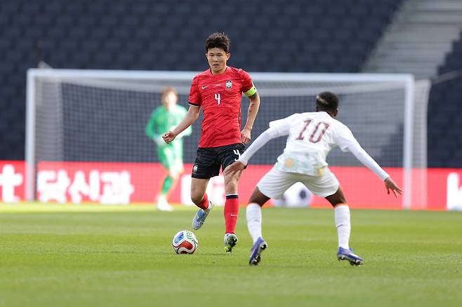 축구국가대표팀 수비수 김민재(왼쪽)가 29일(한국시간) 스타디움 MK서 끝난 코트디부아르전 도중 드리블하고 있다. 밀턴킨스|AP뉴시스