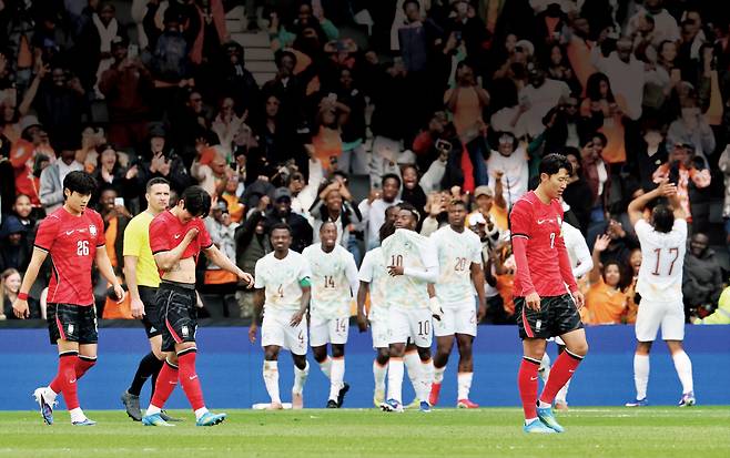 손흥민(맨 오른쪽) 등 한국남자축구대표 선수들이 28일 영국 밀턴킨스 스타디움 MK에서 열린 코트디부아르와 평가전에서 세번째 골을 내준 뒤 침통해하고 있다. 연합뉴스