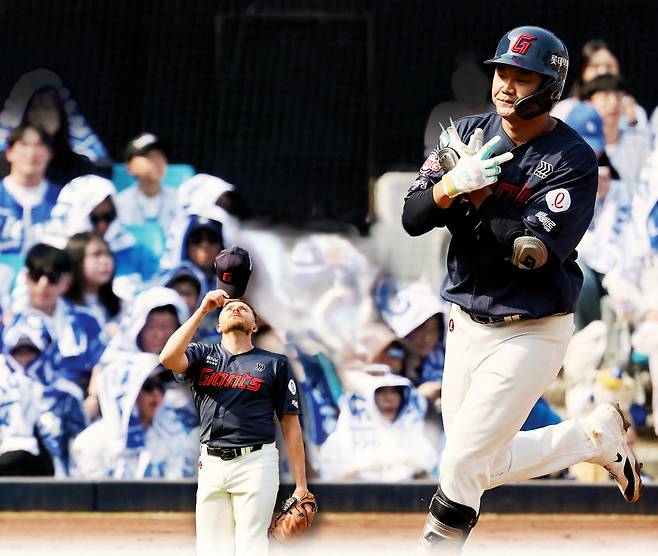 시범경기 1위 롯데가 정규시즌 개막 2연전도 모두 승리했다. 29일 삼성전에서는 손호영(왼쪽)이 연타석 홈런을 때리고 새 외인 투수 제레미 비슬리가 5이닝 1실점 호투했다. 연합뉴스