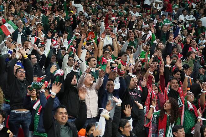 지난 28일(현지시간) 멕시코시티에서 열린 멕시코와 포르투갈의 축구 평가전에서 관중들이 응원전을 펼치고 있다. AP