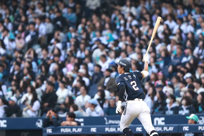 두산 김민석이 29일 창원 NC전에서 8회 결승 홈런을 친 뒤 타구를 바라보고 있다. 두산베어스 제공