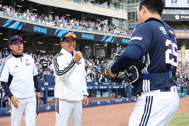 김원형 두산 감독(왼쪽)이 29일 창원 NC전에서 승리한 뒤 양의지와 세리머니를 하고 있다. 두산베어스 제공
