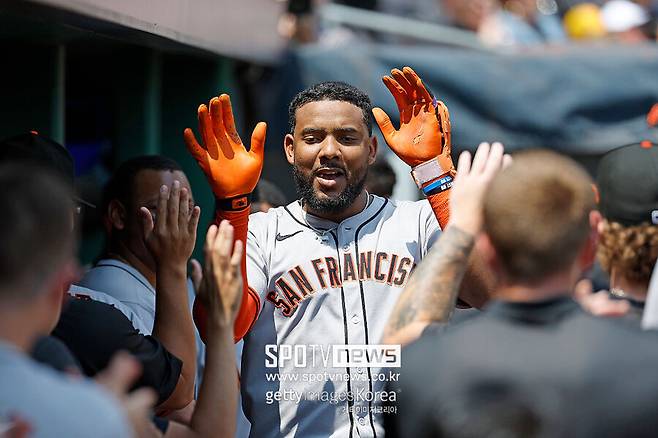 ▲ 밝고 긍정적인 에너지의 소유자인 엔카나시온은 이정후와 활발하게 소통하며 샌프란시스코 클럽하우스 분위기까지 바꾸고 있다