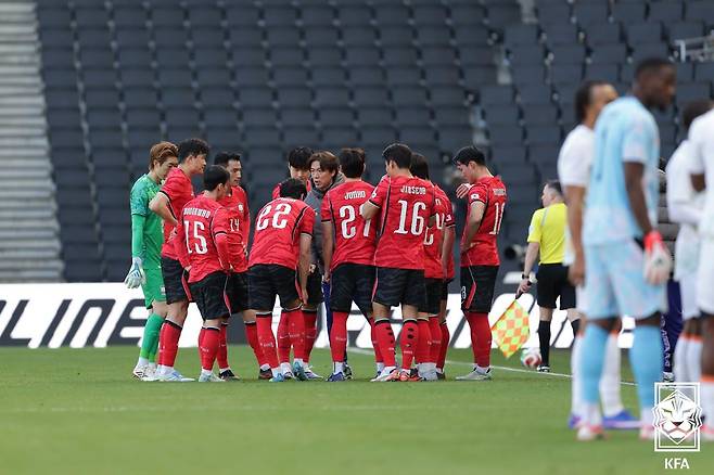 홍명보 축구대표팀 감독이 28일 코트디부아르전 하이드레이션 브레이크에서 선수들에게 작전을 지시하고 있다. /사진=대한축구협회 제공