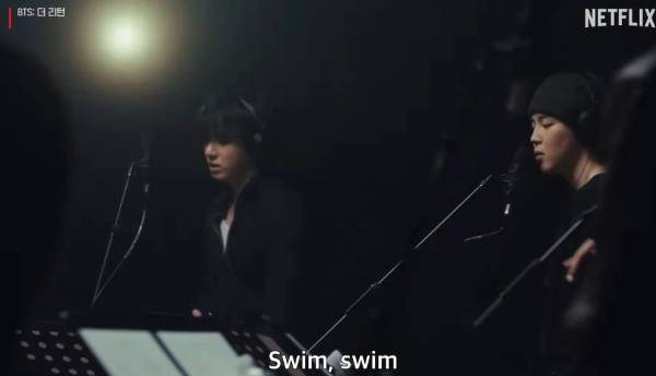 스윔 스튜디오 버전 사진출처 넷플릭스 영상