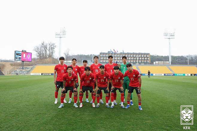 이민성호가 2살 어린 일본을 상대로 설욕에 성공했다. 일본 21세 이하(U-21) 대표팀을 한 골 차로 꺾고 지난 아시아축구연맹(AFC) U-23 아시안컵 준결승 패배의 아쉬움을 어느 정도 털어냈다. 이민성 감독이 이끄는 대한민국 U-23 대표팀은 29일 천안 코리아풋볼파크에서 열린 일본 U-21 대표팀과의 연습 경기에서 2-1 승리를 거뒀다. 비공개로 진행된 이번 맞대결서 한국은 전후반 한 골씩을 뽑아냈고, 일본의 막판 추격을 뿌리친 끝에 승리했다. 대한축구협회