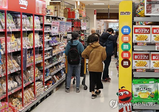 2월 소비자물가 2% 상승 (서울=연합뉴스) 이재희 기자 = 6일 서울의 한 대형마트에서 시민들이 장을 보고 있다. 국가데이터처가 이날 발표한 '2월 소비자물가 동향'을 보면 지난달 소비자 물가 지수는 1년 전보다 2.0% 올랐다. 품목별로 보면 가공식품은 2.1% 상승하며 전월(2.8%)보다 오름세가 둔화했다. 2026.3.6 scape@yna.co.kr