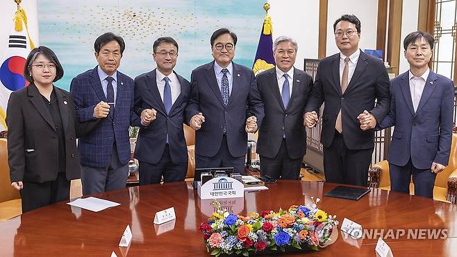 초당적 개헌추진을 위한 정당 2차 연석회의 (서울=연합뉴스) 황광모 기자 = 우원식 국회의장과 국회 내 정당 대표와 원내대표들이 30일 국회 의장실에서 열린 '초당적 개헌추진을 위한 제정당 2차 연석회의'에서 기념 촬영을 하고 있다.
(왼쪽부터) 기본소득당 용해인 대표, 진보당 윤종오 원내대표, 더불어민주당 한병도 원내대표, 우 의장, 조국혁신당 서왕진 원내대표, 개혁신당 천하람 원내대표, 사회민주당 한창민 대표.
이날 연석회의에는 국민의힘은 불참했다. 2026.3.30 hkmpooh@yna.co.kr