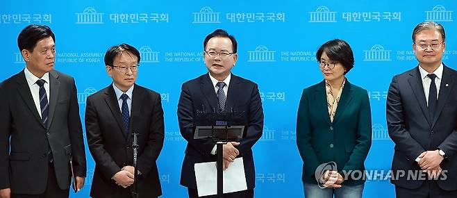 취재진 질문에 답하는 김부겸 전 국무총리 (서울=연합뉴스) 신현우 기자 = 김부겸 전 국무총리가 30일 국회 소통관에서 대구시장 출마를 선언한 뒤 취재진 질문에 답하고 있다. 2026.3.30 nowwego@yna.co.kr