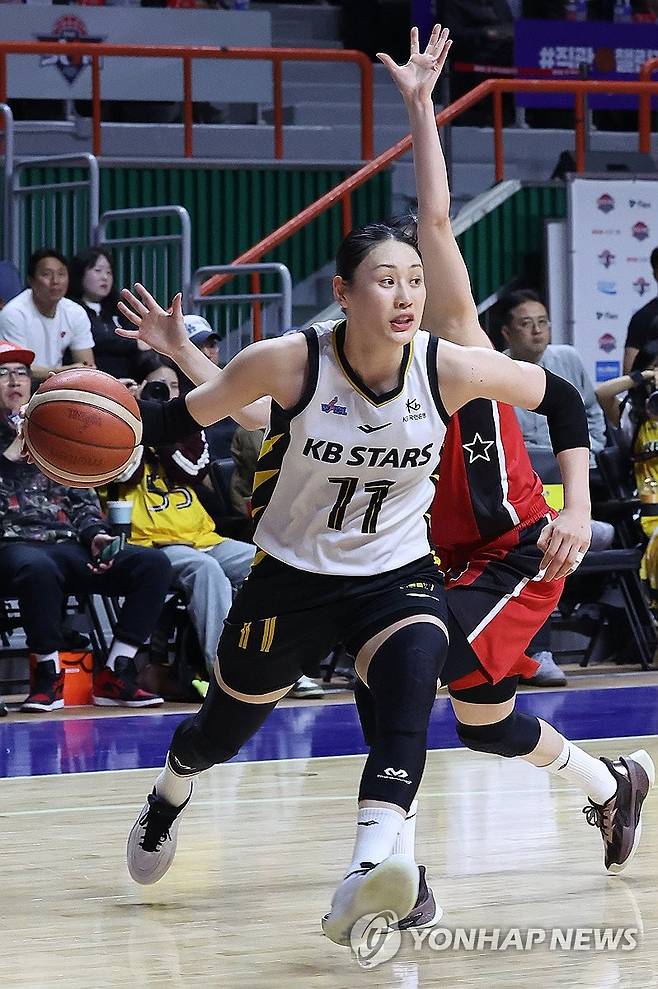 골 밑으로 파고 드는 강이슬 (부산=연합뉴스) 강선배 기자 = 30일 부산 사직체육관에서 열린 2025~2026 여자프로농구 부산 BNK 썸과 청주 KB스타즈의 정규리그 마지막 경기. KB 강이슬이 골 밑으로 파고들고 있다. 2026.3.30 sbkang@yna.co.kr