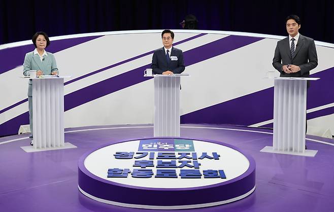 추미애, 김동연, 한준호 더불어민주당 경기도지사 경선후보(왼쪽부터)가 30일 상암동 MBC 신사옥에서 열린 '더불어민주당 경기도지사 후보자 합동토론회' 시작을 기다리고 있다. 사진=연합뉴스
