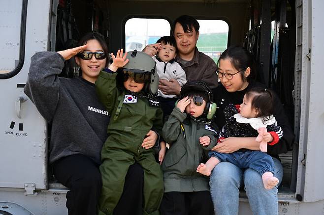 ‘2026 한국 회전익기 전시회(KoREx, 이하 코렉스)’가 논산딸기축제 기간인 3월 26일부터 29일까지 나흘간 논산시민공원 일대에서 성황리에 마쳤다. 사진은 헬기 탑승 체험을 마친 가족들이 기쁜 표정을 지으며 기념촬영을 하고 있다.(사진=육군항공학교 제공)