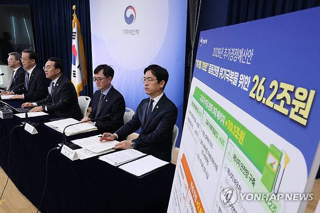 박홍근 기획예산처 장관이 27일 세종시 정부세종청사에서 중동 사태 대응을 위한 2026년도 추가경정 예산안에 대해 브리핑하고 있다. 왼쪽부터 오승철 산업통상부 기획조정실장, 이형일 재정경제부 1차관, 박홍근 기획예산처 장관, 임기근 기획예산처 차관, 김민재 행정안전부 차관.