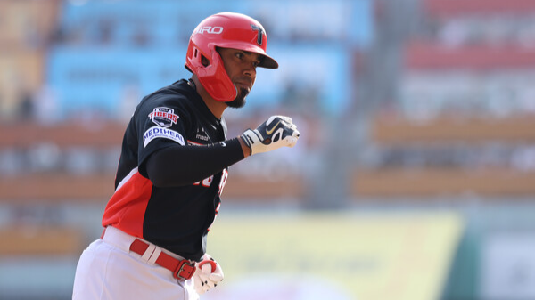 지난 29일 SSG랜더스필드에서 열린 SSG와 경기에서 7회 초 홈런을 터트린 헤럴드 카스트로. KIA 타이거즈 제공