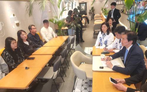 조국혁신당 조국 당대표는 29일 영월 서부시장 인근 카페에서 지역 공공노조 및 환경단체 관계자들과 간담회를 열고 공무직 근로자 근무환경 개선 등 노동 현안에 대한 이야기를 나눴다.