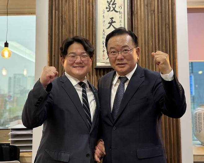 오영준 중구청장 예비후보(왼쪽)와 김부겸 대구시장 출마예정자가 화이팅을 외치고 있다. /오영준 예비후보 측 제공