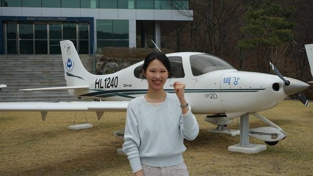 종합병원 간호사를 그만두고 경운대학교 항공운항학과에 편입한 김서현 씨가 실습용 경비행기 앞에서 활짝 웃고 있다. 경운대 제공