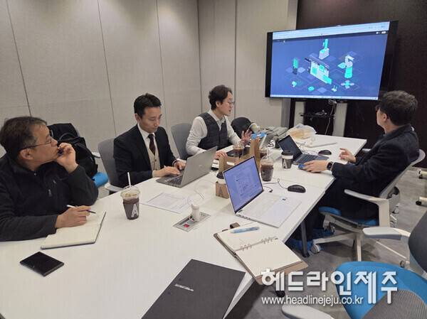 한국비엠아이 직원들의 회의 모습. (사진=제주테크노파크)