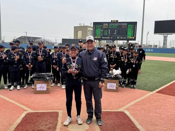 U-12 전국리틀야구대회 결승전 시상식(사진=한국리틀야구연맹)