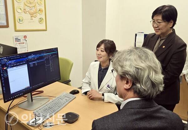 정은경 복지부장관(오른쪽 첫번째)이 분당서울대병원에서 AI를 활용한 진료상담 시연을 지켜보고 있다.