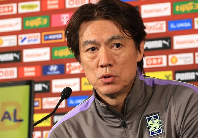 오스트리아전을 하루 앞둔 30일(현지시간) 홍명보 축구 국가대표팀 감독이 경기가 열릴 에른스트 하펠 스타디움에서 공식 기자회견을 하고 있다. 사진=연합뉴스
