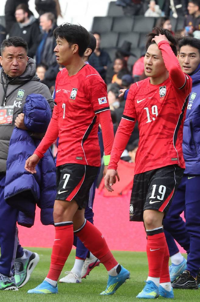 한국축구국가대표팀이 손흥민과 이강인이 28일(현지시간) 영국 밀턴킨스 스타디움 MK에서 열린 코트디부아르와 평가전에서0-4로 패하고 아쉬워하고 있다. 사진=연합뉴스