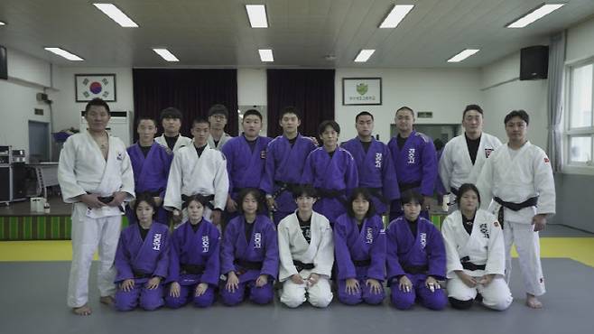 부산경호고 유도부 학생들. 가장 왼쪽은 김재범 대한체육회 경기력향상위원장. 사진=부산경호고