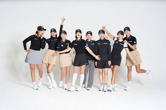 왼쪽부터 김민솔, 유현주, 이율린, 박결, 임희정, 이세영, 유효주, 박혜준.(사진=두산건설 위브 골프단 제공)