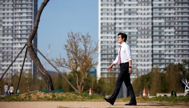 건강한 생활을 유지하려면 어느 정도 운동을 해야 할까. 전문가들은 "하루 30분 정도 걷기 운동만으로도 충분하다"고 말한다. 사진=클립아트코리아