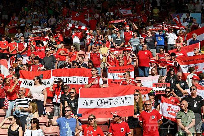 오스트리아를 응원하는 팬들의 모습ⓒ AFP=뉴스1