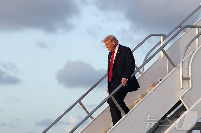 도널드 트럼프 미국 대통령이 지난 7일(현지시간) 플로리다 마이애미 팜비치공항에 도착한 에어포스원(미 대통령 전용기)에서 내리고 있다. 2026.03.07. ⓒ 로이터=뉴스1