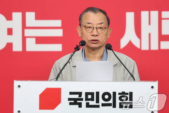 이정현 국민의힘 공천관리위원장이 31일 서울 여의도 중앙당사에서 50만 이상 도시 경선 결과를 발표하고 있다. 국민의힘 공천관리위원회는 서울 강남구청장 김현기 후보, 서울 송파구청장 서경석 후보, 서울 강서구청장 김진선 후보, 대구 달서구청장 김용판 후보를 경선을 통해 확정했다. 2026.3.31 ⓒ 뉴스1 이승배 기자