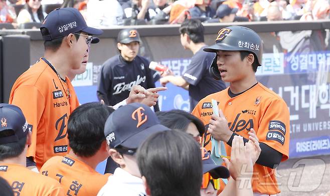 29일 대전 한화생명볼파크에서 열린 2026 신한 SOL KBO리그 키움 히어로즈와 한화 이글스의 경기에서 2회말 역전 안타를 친 오재원이 더그아웃에서 환영을 받고 있다 2026.3.29 ⓒ 뉴스1 김기남 기자