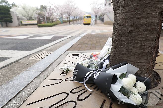 31일 울산 북구 신천동의 아파트 단지 내 도로변에 교통사고로 숨진 초등학생을 추모하기 위한 꽃들과 과자가 놓여있다. 2026.03.31. ⓒ 뉴스1 김세은 기자