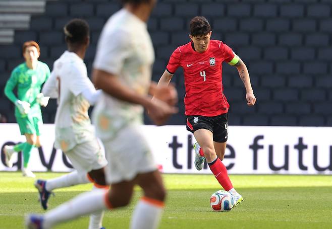 축구대표팀 김민재가 지난 28일 영국 밀턴 케인즈의 스타디움 MK에서 열린 코트디부아르와 평가전에서 드리블하고 있다. 사진 | 밀턴 케인즈=연합뉴스