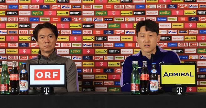 기자회견 하는 홍명보 감독과 이재성. 사진 | 빈=연합뉴스